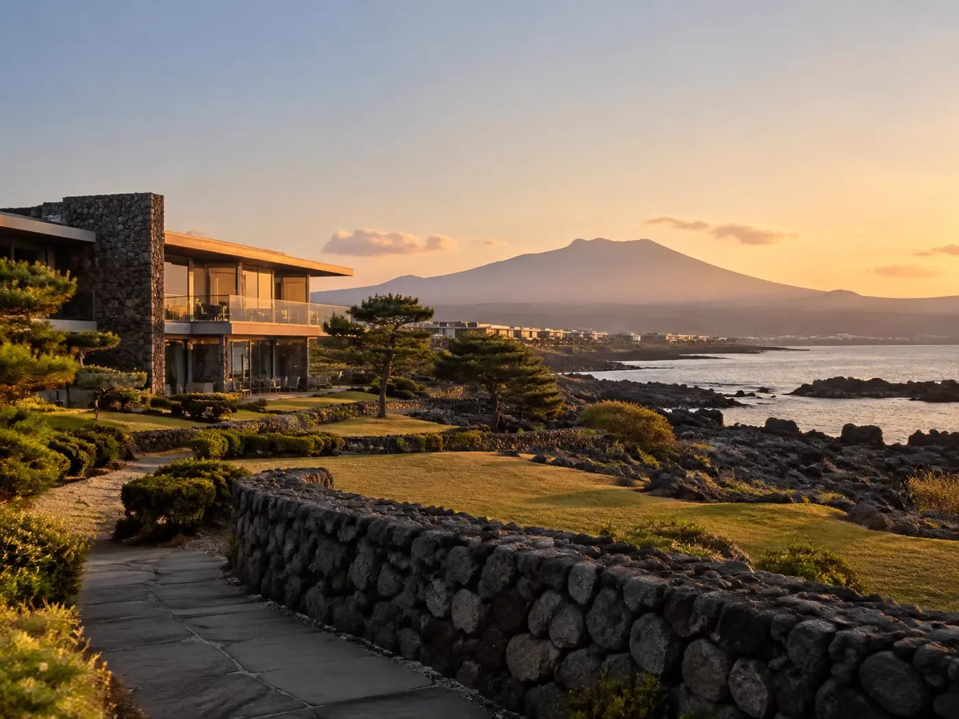 济州火山岩海岸边的高端度假酒店（示意图）
